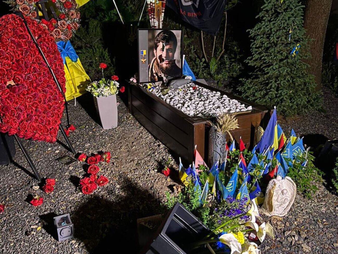 Правоохранители открыли уголовное производство по факту надругательства над могилами защитников Украины