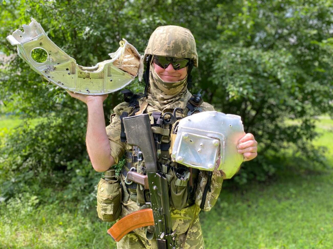 Український боєць Сергій (Доктор Мом) з уламками збитої ним ракети, яка атакувала Васильків