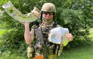 Український боєць Сергій (Доктор Мом) з уламками збитої ним ракети, яка атакувала Васильків