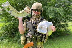 Український боєць Сергій (Доктор Мом) з уламками збитої ним ракети, яка атакувала Васильків