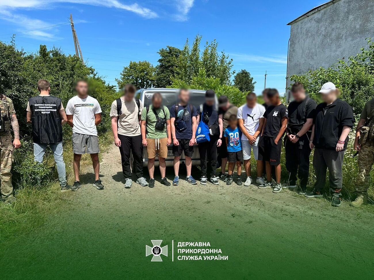 Подростки должны были отдать "клиентам" плавсредство и показать, где граница