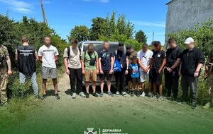 Подростки должны были отдать "клиентам" плавсредство и показать, где граница