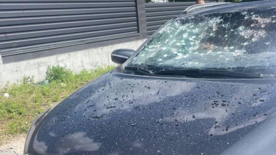 Водитель успел покинуть автомобиль, "попутчик" погиб на месте
