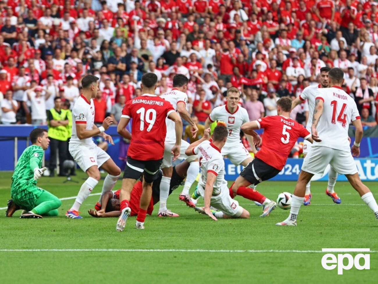 Из четырех команд группы D победила только Австрия (на фото в красном)