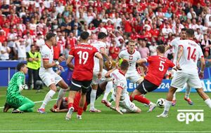 Из четырех команд группы D победила только Австрия (на фото в красном)