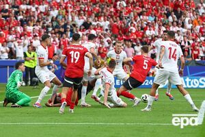 Из четырех команд группы D победила только Австрия (на фото в красном)