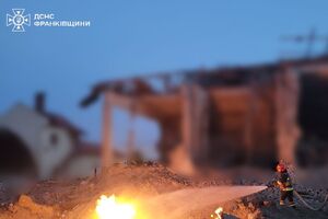 В Ивано-Франковской области пожарные борются с последствиями российского прилета