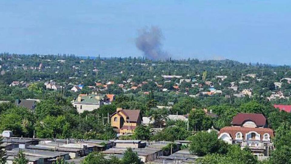 Над Донецьком після вибухів видно стовп диму