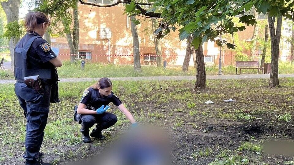 Тело обнаружили в парке на Крымском бульваре