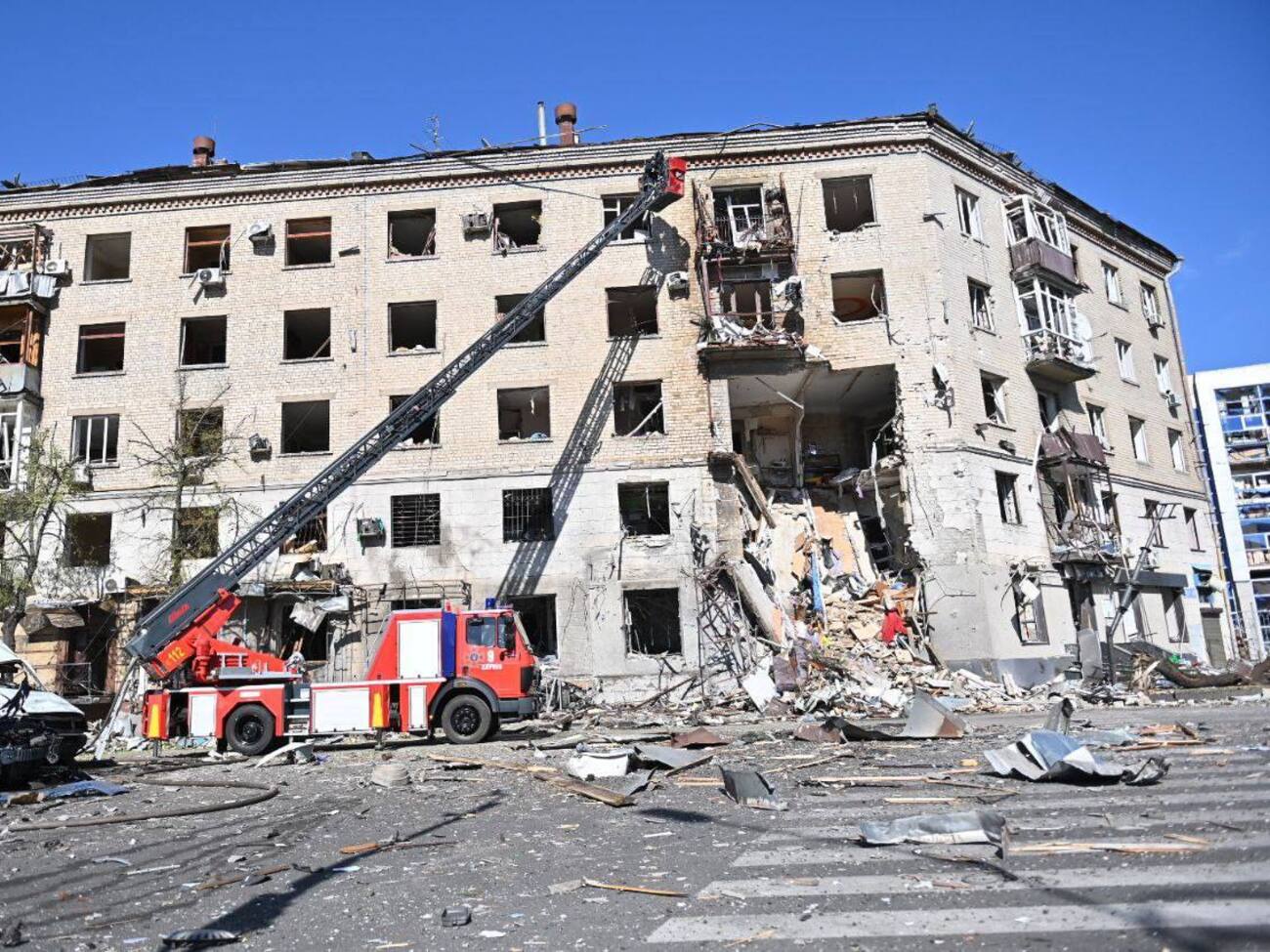 Окупанти влучили у житловий будинок і підприємство у Харкові