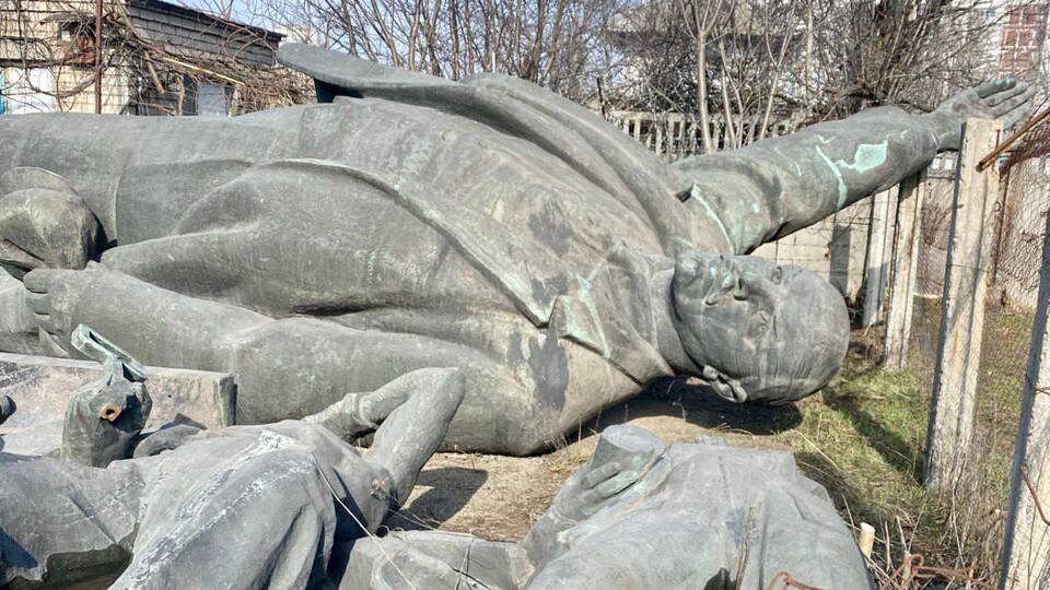 Вырученные средства от продажи памятника Ленину пойдут на нужды ВСУ, рассказали в Запорожском горсовете