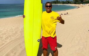 Перри с 12 лет занимался серфингом