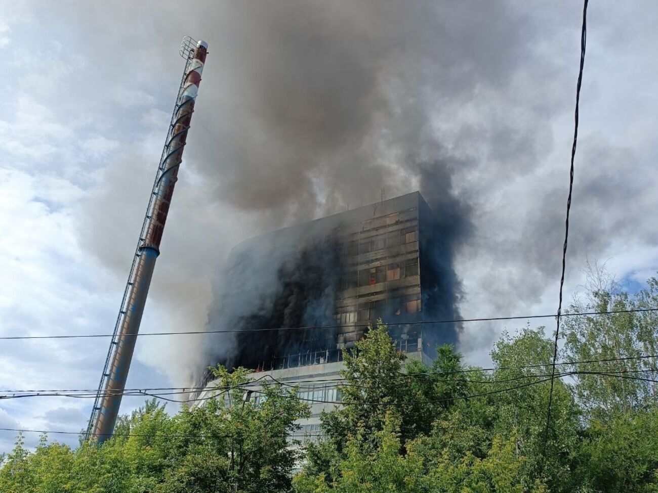 Горят этажи до восьмого включительно