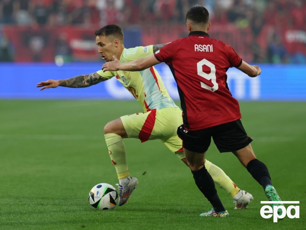 Испанцы (в светлой форме) выиграли все свои поединки в группе