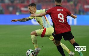 Испанцы (в светлой форме) выиграли все свои поединки в группе