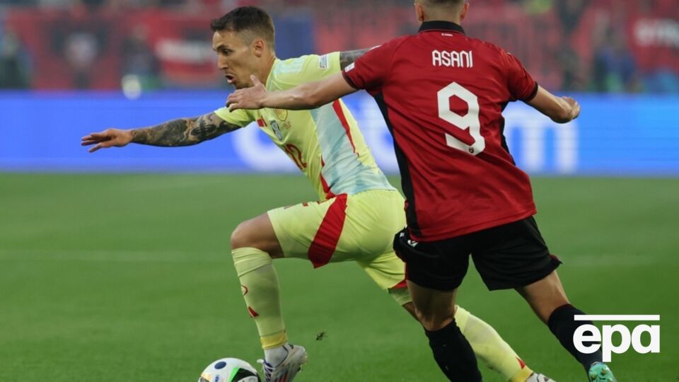 Испанцы (в светлой форме) выиграли все свои поединки в группе