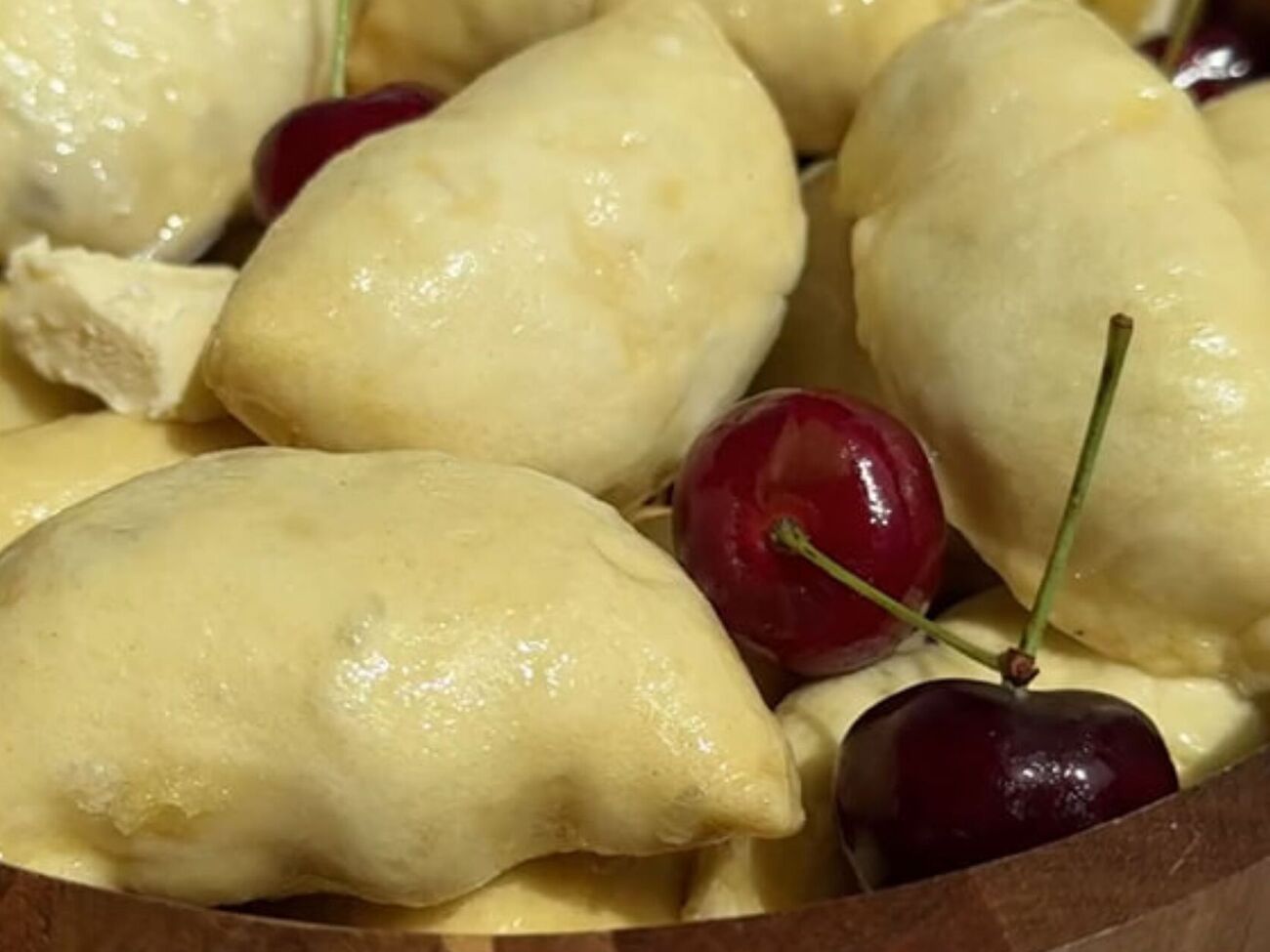 Готові вареники потрібно змастити вершковим маслом