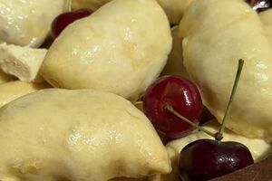 Готові вареники потрібно змастити вершковим маслом