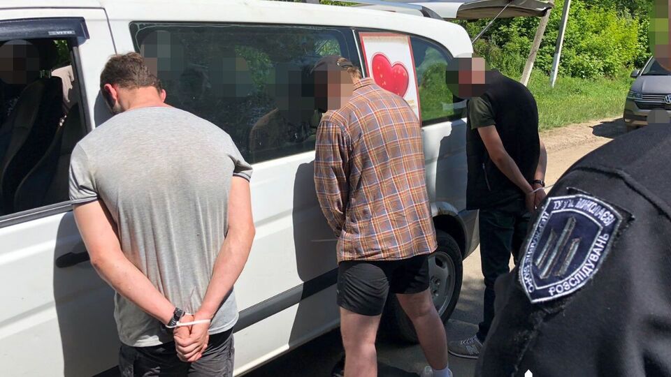Мужчин вывозили к госгранице для перехода пешком