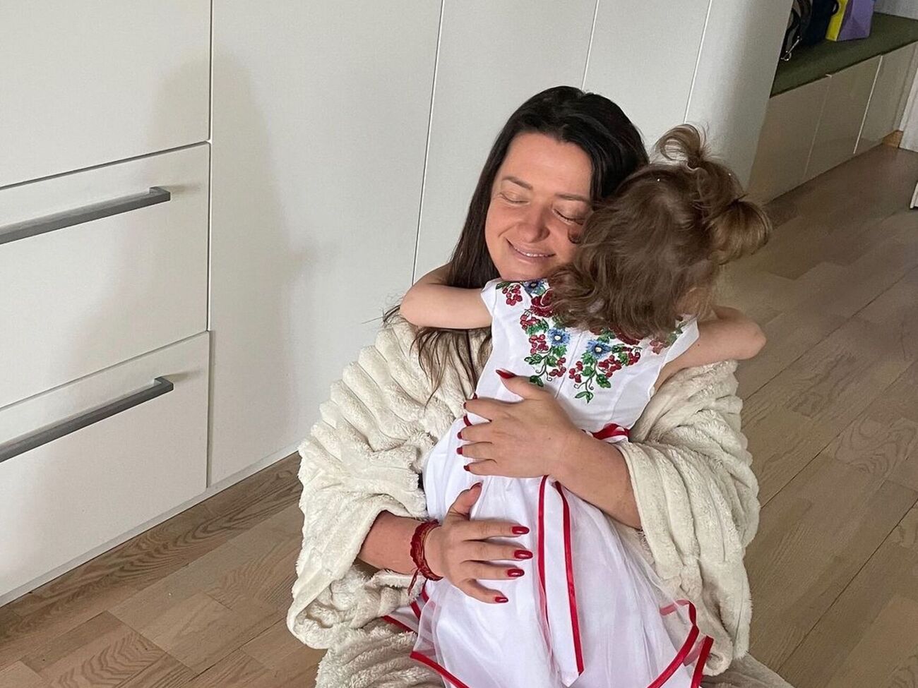 Могилевская два года назад стала матерью для сестер Мишель и Софии