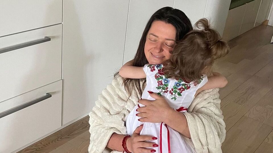 Могилевська два роки тому стала матір'ю для сестер Мішель і Софії