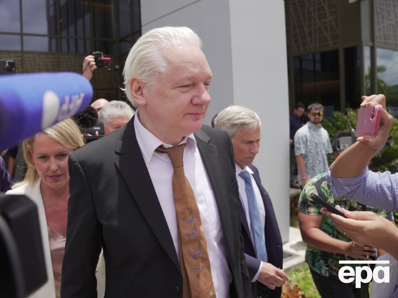 Ассанжа отпустили в зале суда