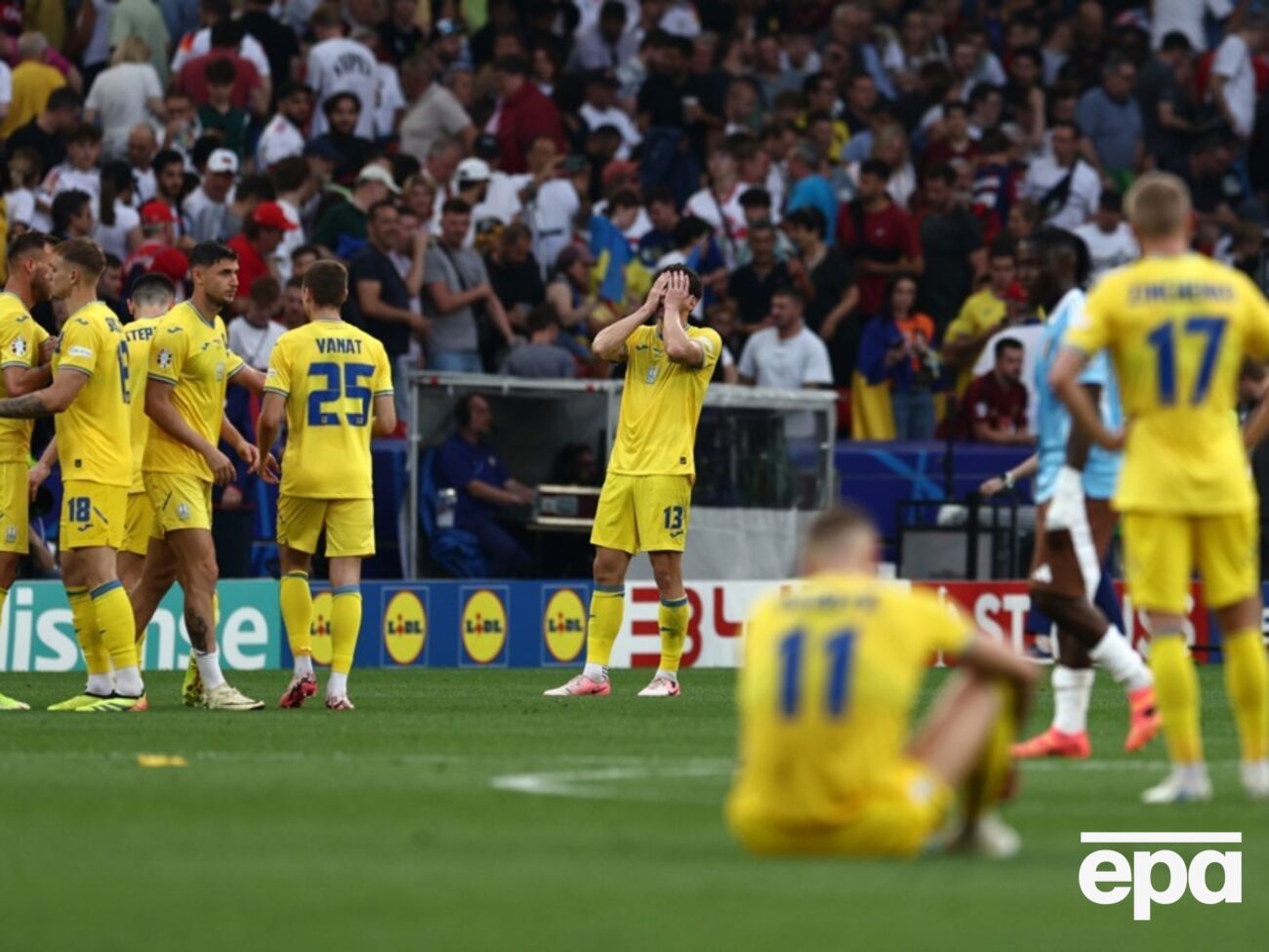 У всех команд в группе E по четыре очка, но Украина из-за худшей разницы забитых и пропущенных покидает турнир