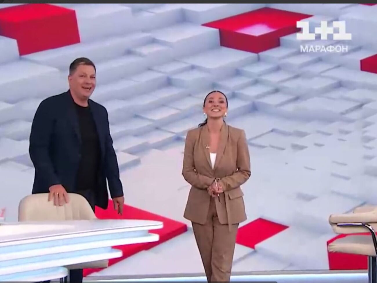 Ведущие продолжили эфир стоя после того, как от них отъехал стол