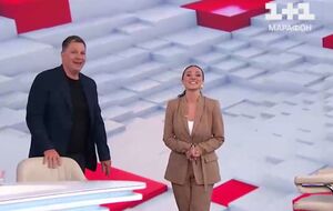 Ведущие продолжили эфир стоя после того, как от них отъехал стол