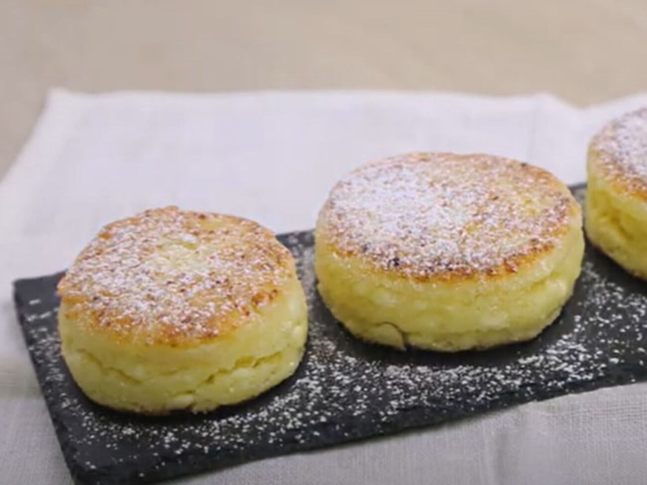 Готові сирники присипте цукровою пудрою