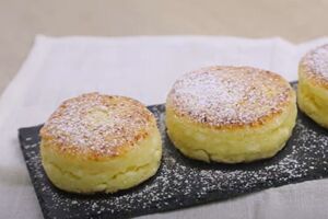 Готові сирники присипте цукровою пудрою