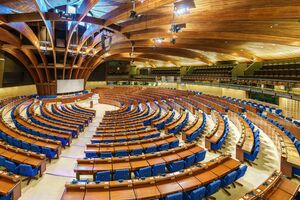 Асамблея в резолюції звертає увагу на важливі сектори економіки Російської Федерації, які потребують застосування санкцій