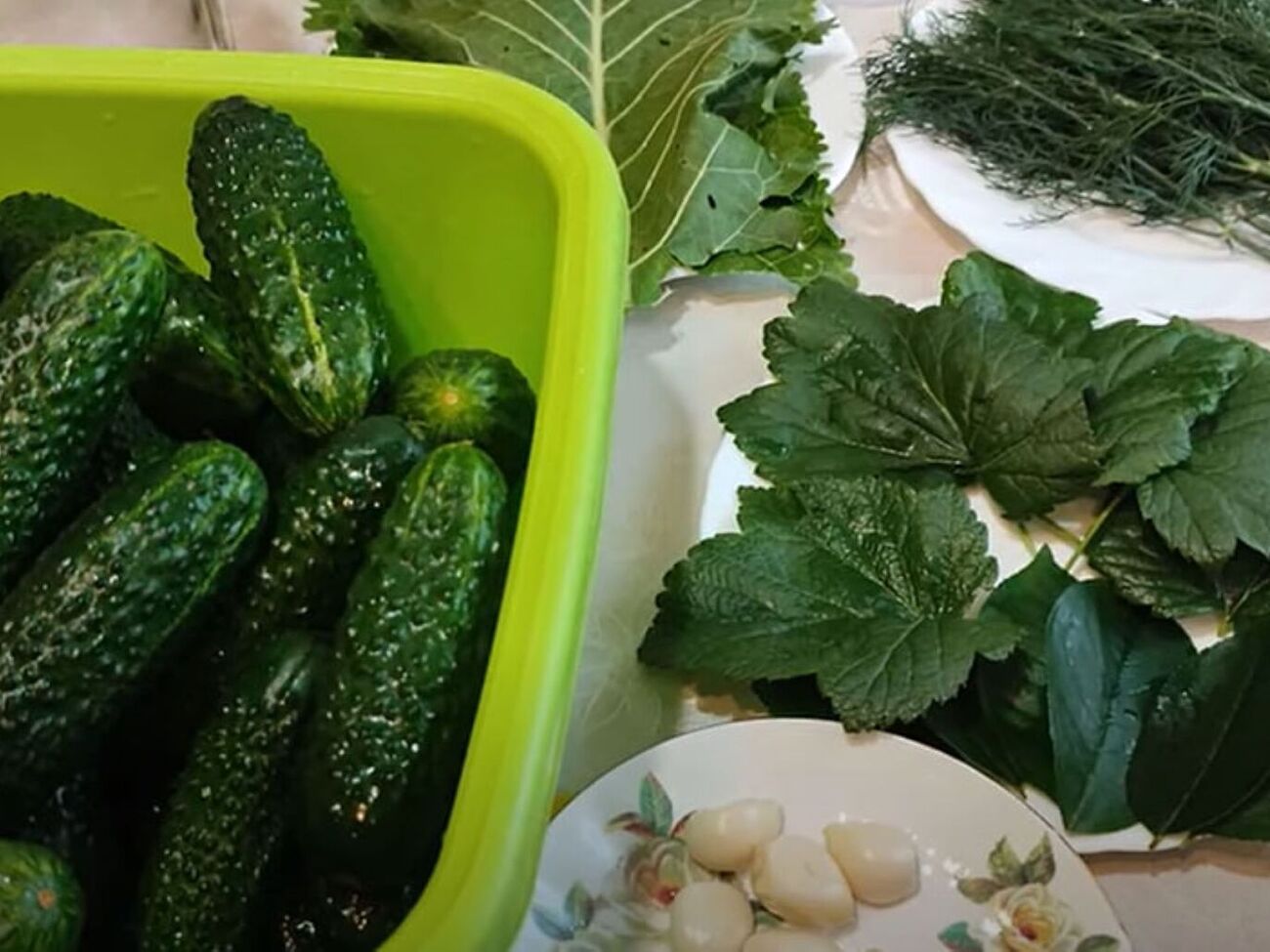 Перед приготуванням огірки потрібно замочити на кілька годин у воді