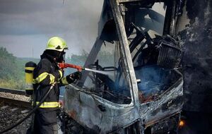 Поезд после столкновения загорелся