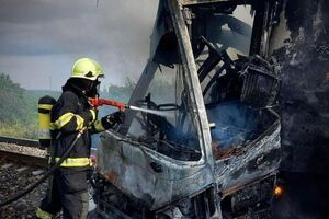 Поезд после столкновения загорелся