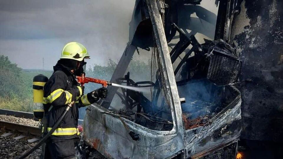 Потяг після зіткнення спалахнув