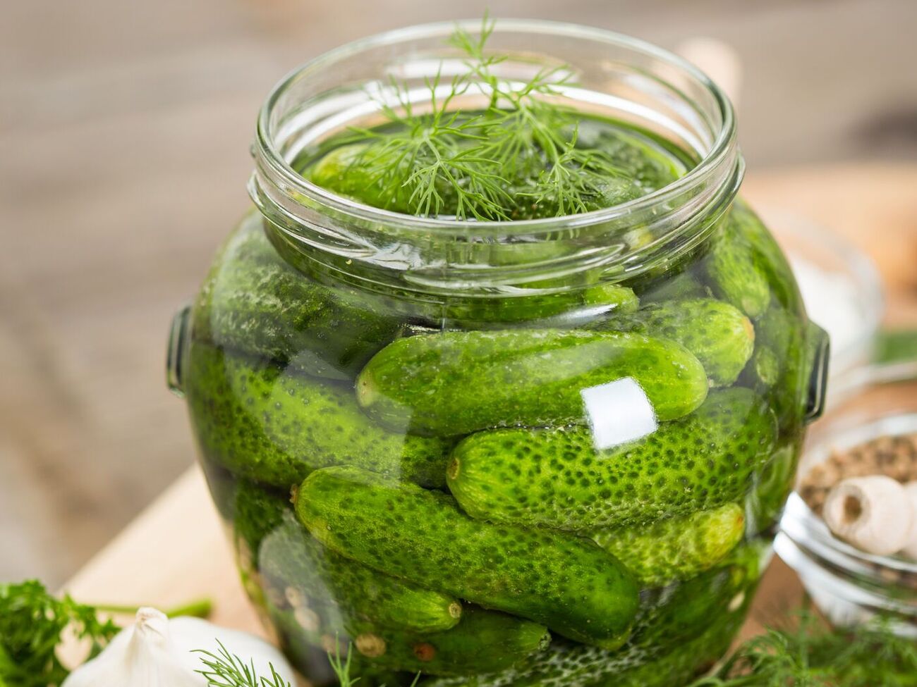 Після засолювання огірки потрібно залишити на добу
