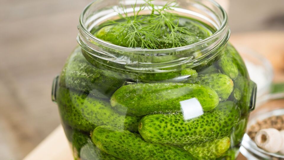 Після засолювання огірки потрібно залишити на добу