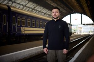 Зеленский поздравил Украину с Днем Конституции из Львова