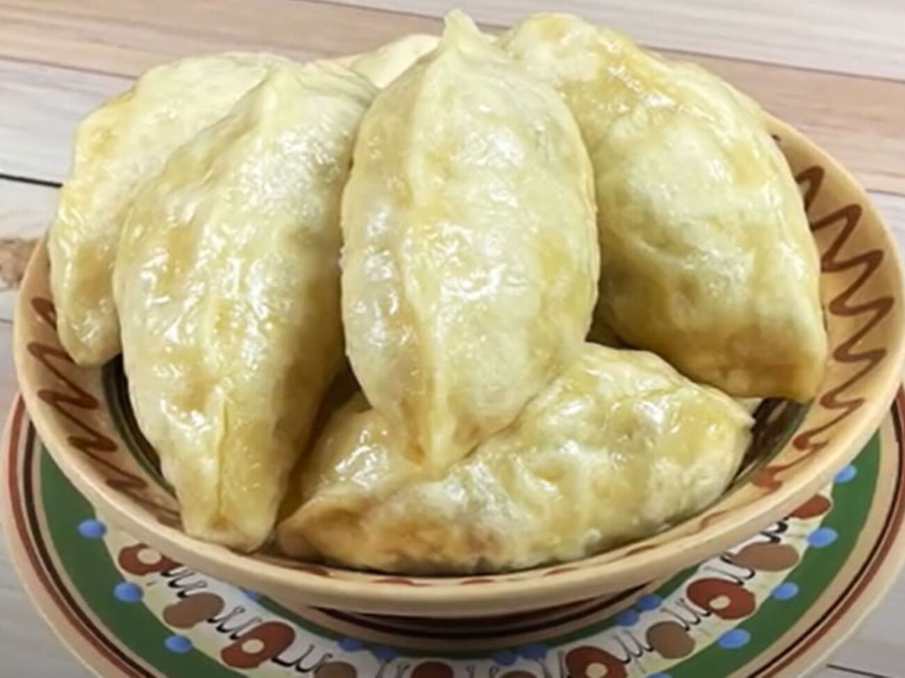 Готуйте вареники на парі протягом п'яти хвилин під кришкою