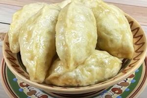 Готовьте вареники на пару в течение пять минут под крышкой