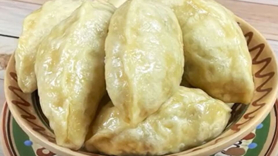 Готуйте вареники на парі протягом п'яти хвилин під кришкою