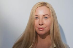 Під час спільного обіду з дочкою Тоня Матвієнко щось читала на екрані телефона