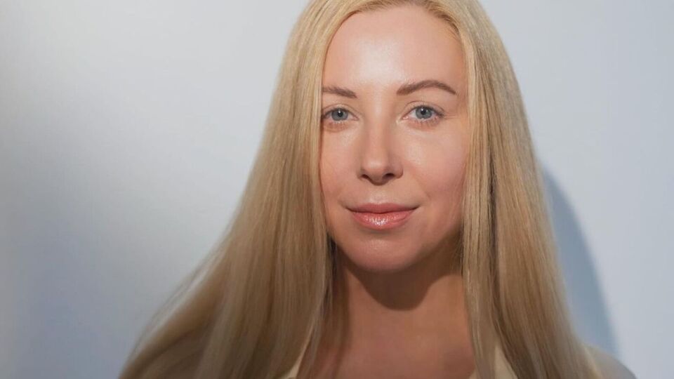 Під час спільного обіду з дочкою Тоня Матвієнко щось читала на екрані телефона