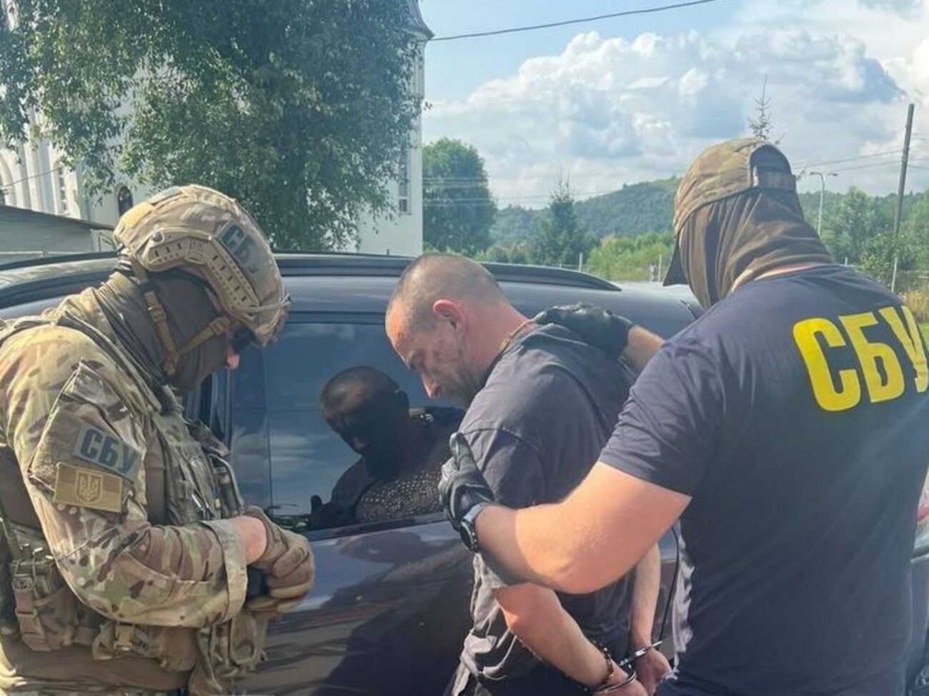 Банда тероризувала і намагалася тримати в страху жителів Закарпаття, зокрема політичних конкурентів ексрегіонала. За даними Глаголи, групою керував Михайло Ланьо