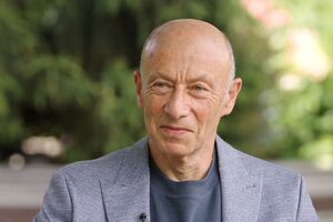 Лекарство от рака изобрели бы давно, принцип уже решен. Но его появлению препятствуют фармкомпании