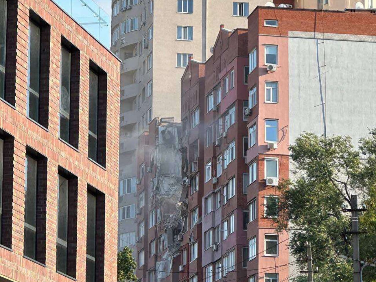 В квартирах поврежденного дома в Днепре, вероятно, заблокированы люди, отметили в ОВА