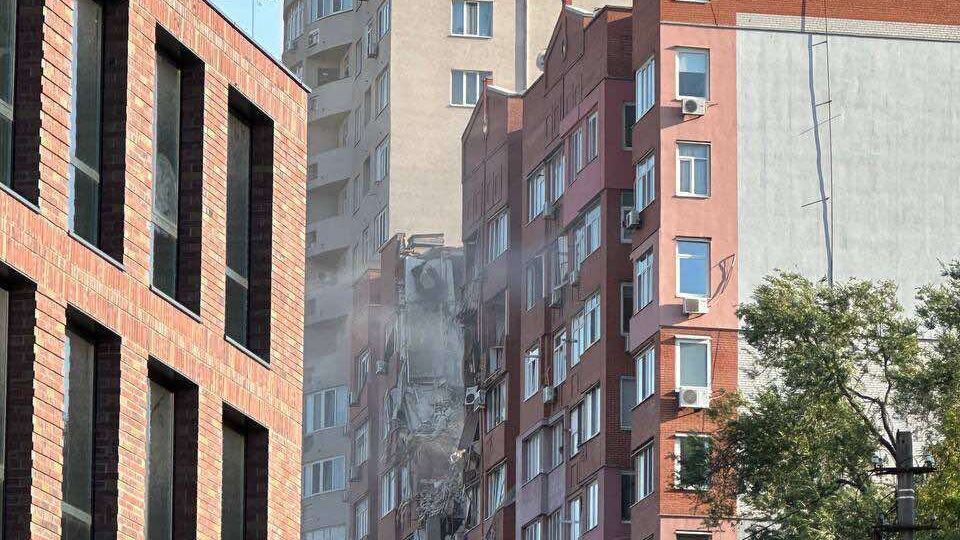 В квартирах поврежденного дома в Днепре, вероятно, заблокированы люди, отметили в ОВА