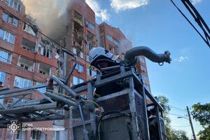 Унаслідок російської ракетної атаки зруйновано чотири поверхи в багатоквартирному житловому будинку, зазначили у прокуратурі