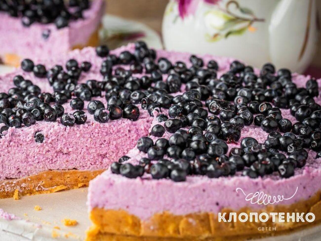 Чизкейк перед подачей должен постоять в холодильнике